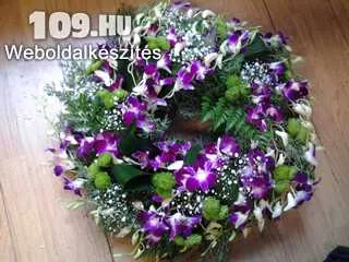 Görög koszoru lila virágokbol